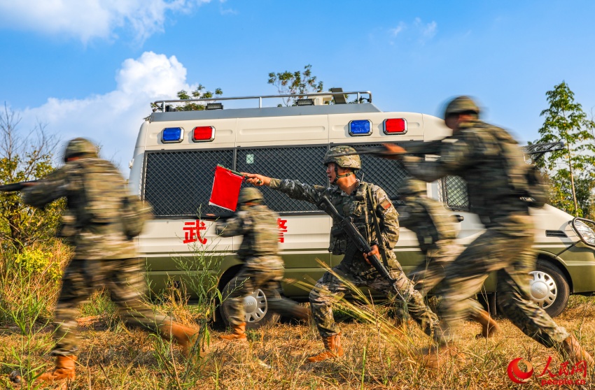 武警官兵練指揮練技能。