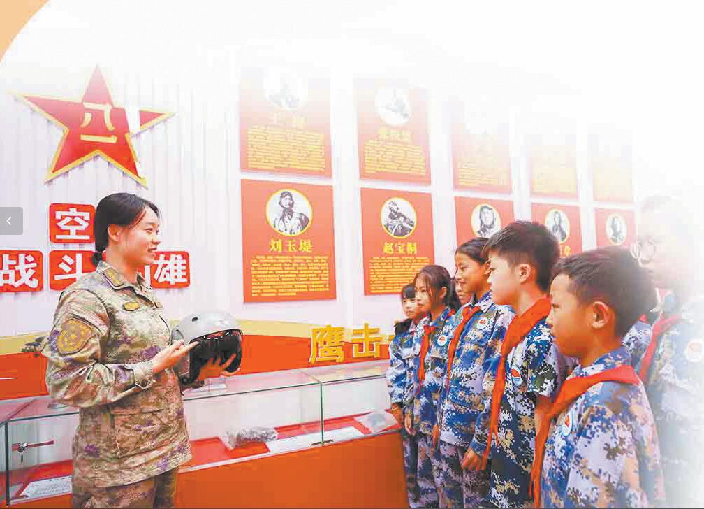 空軍某部官兵邀請滇東某縣先鋒小學(xué)師生來到部隊(duì)參觀，為學(xué)生介紹空軍發(fā)展歷程、講述空軍英模故事。黃道強(qiáng)攝